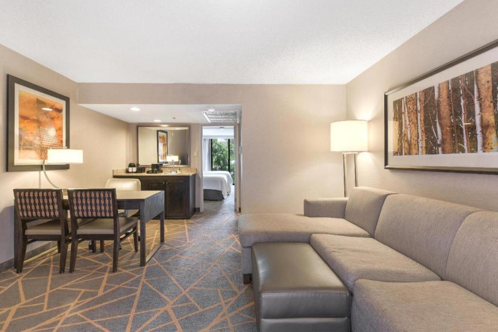 Embassy Suites By Hilton Denver Tech Center North Екстериор снимка